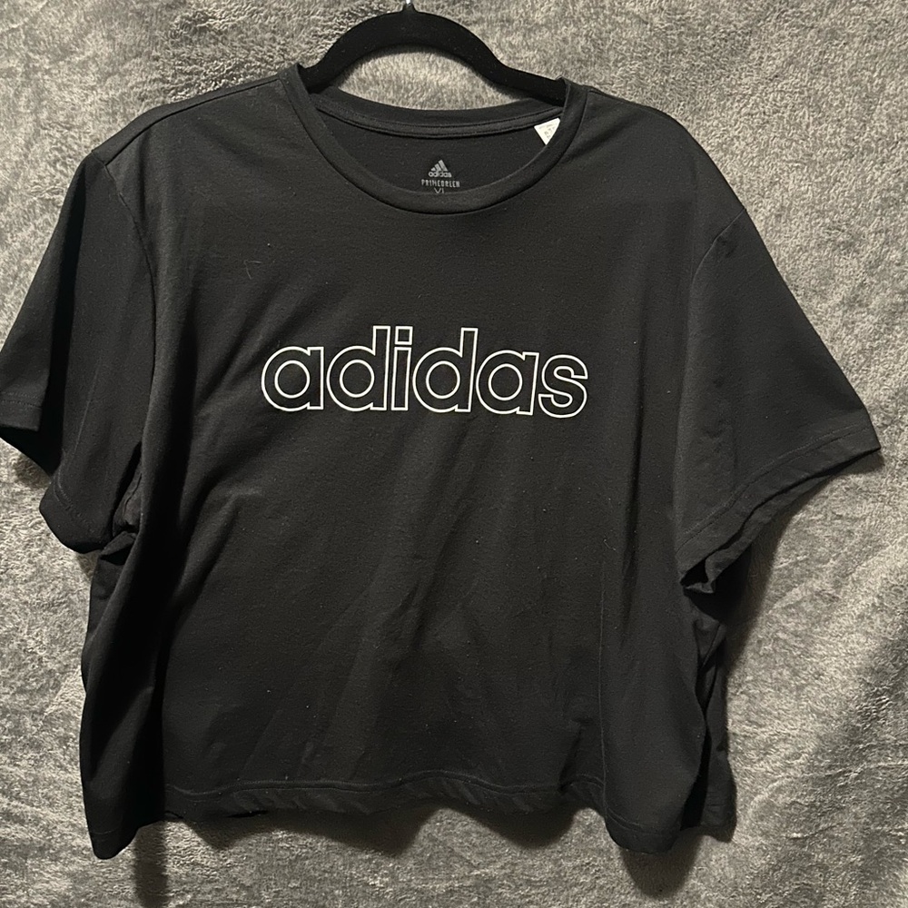 BLACK ADIDAS CROP TSHIRT SIZE XL.